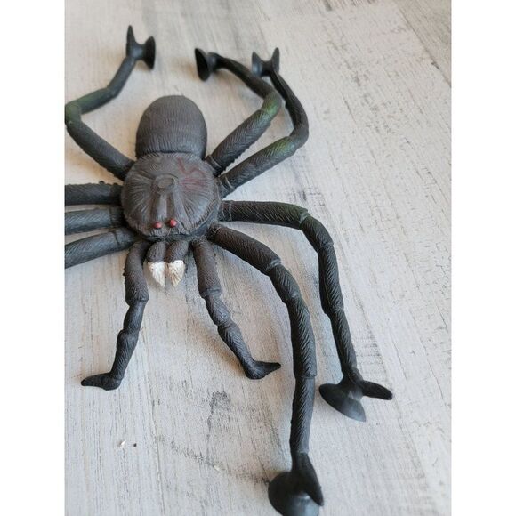 Rubber spider window cleaning Halloween tarantula prop decor - Picture 5 of 7